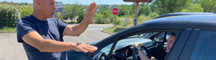 Un moniteur d'auto-école enseigne le démarage