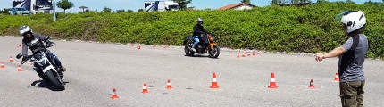 Moniteur moto avec ses élèves en leçon sur piste