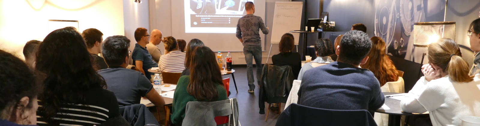 Cours de code de la route en salle par un moniteur d'auto-école