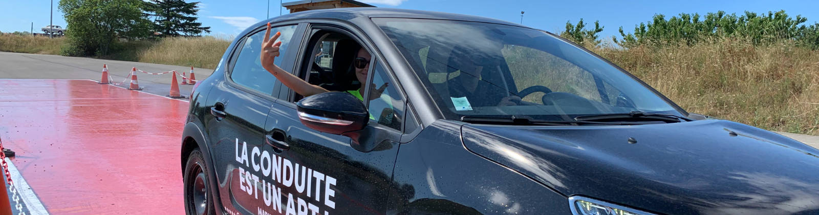 Voiture d'auto-école sur piste glissante